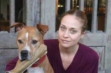 Photo of Fiona and Jannet from https://www.neatorama.com/2012/11/20/Fiona-Apple-Cancel-Tour-to-Stay-with-her-Dog/